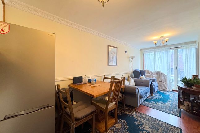 3 Wellington, Field Mead, London photo 3