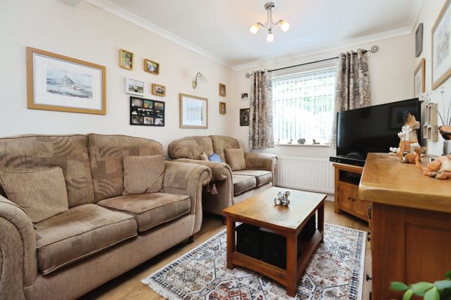 20, Buckingham Crescent, Telford photo 3