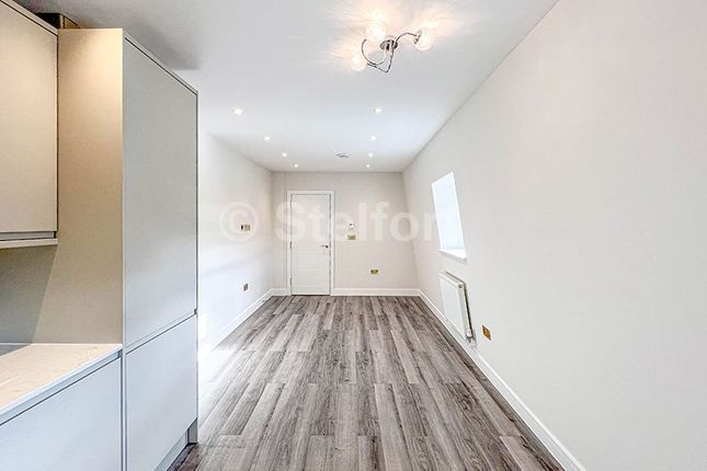 Flat 4, 112 Fonthill Road, London photo 3