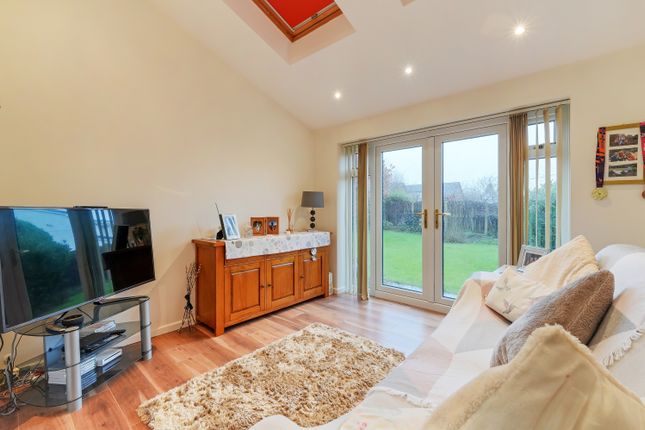 4, Beeston Close, Dronfield photo 2
