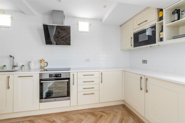 Flat for sale in Richmond Avenue, London