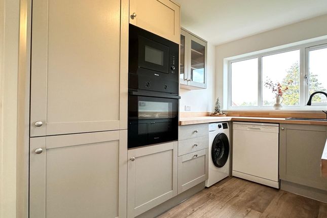40 Harecroft Crescent, Leicester photo 4