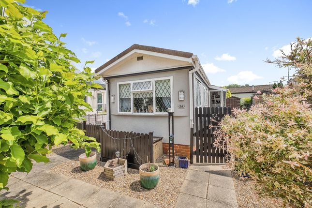 Mobile/park home for sale in Midway Avenue, Penton Park, Chertsey