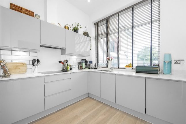 Thumbnail Flat for sale in Huntley Close, Greenwich