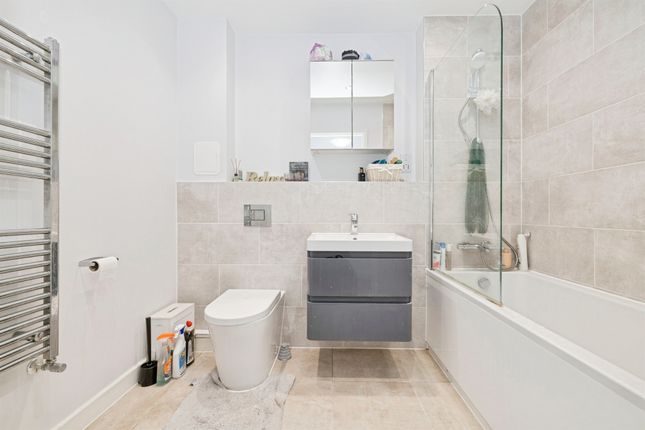 Flat 13, 220, Park Avenue, Bushey photo 4