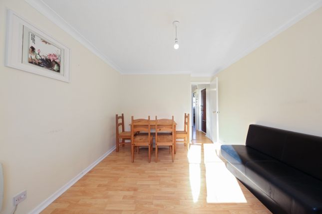 13 Oliver Gardens, Oliver Gardens, London photo 2