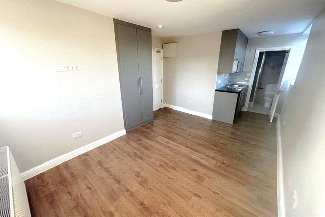 Room 4, 24, Hall Road, Greater London photo 2