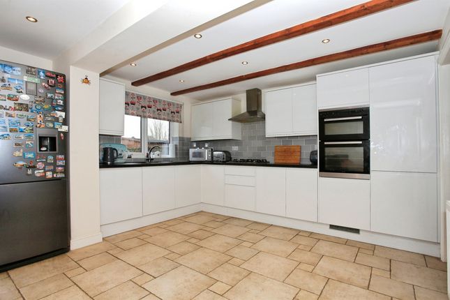 20, Manor Drive, PETERBOROUGH photo 4