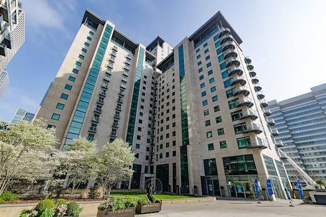 Thumbnail Flat for sale in Discovery Dock Apartments East, South Quay Square, London