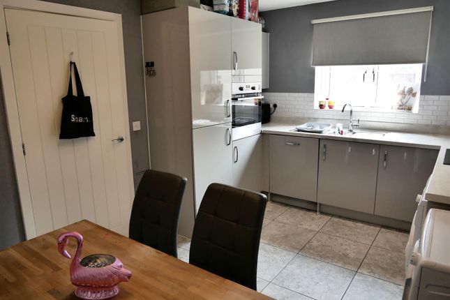 8, Clover Grove, Calne photo 4