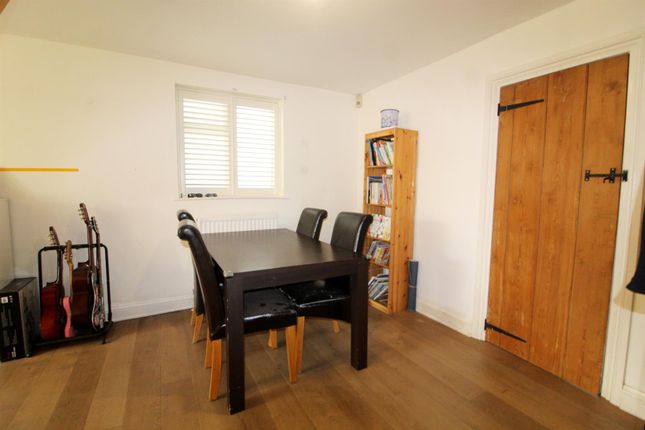 17, Calvert Road, High Barnet photo 4