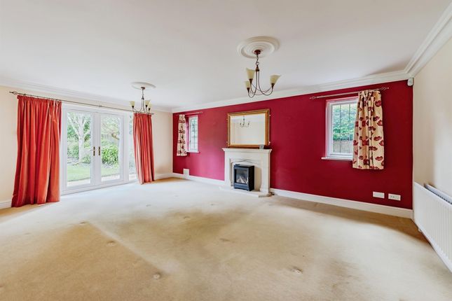 2, Maynard Close, Crawley photo 3