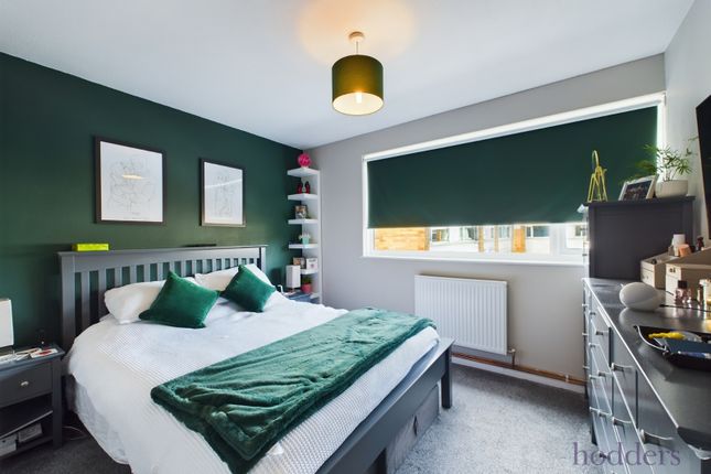 18, Hazelbank Court, Chertsey photo 4