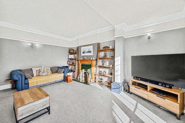 2, Hillcrest Avenue, Northamptonshire photo 4