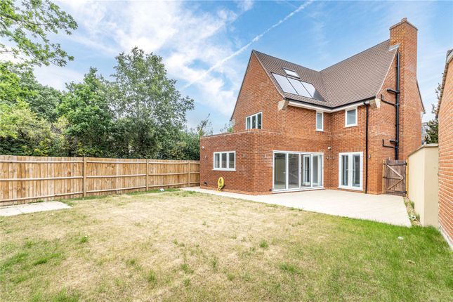 6, Otter Close, Chertsey photo 4