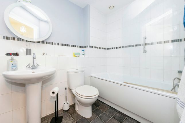 Flat for sale in Stokers Close, Dunstable