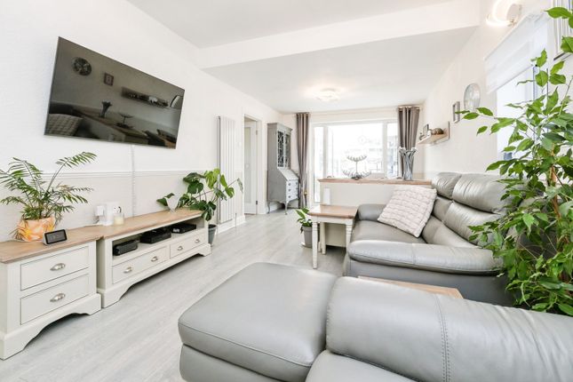 3, Dorrington Gardens, Hornchurch photo 2