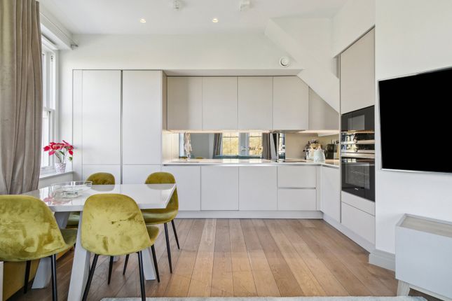 Flat for sale in Bolingbroke Grove, London