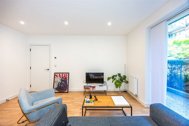 Flat 3, Watson House, 4, Greenleaf Walk, Southall photo 4