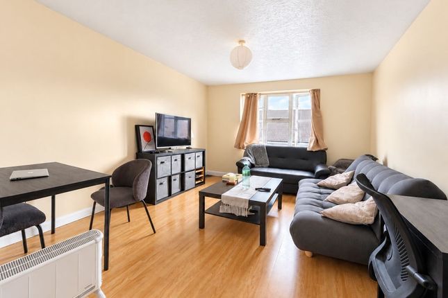 23, Bushwood Drive, London photo 3