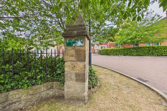 12, Newtonloan Court, Gorebridge photo 2