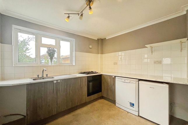 14, Barons Way, Surrey photo 3