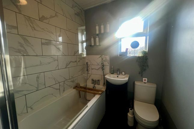 4, Highfield Place, Morley photo 2