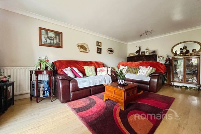 4, Lea Close, Farnham photo 3