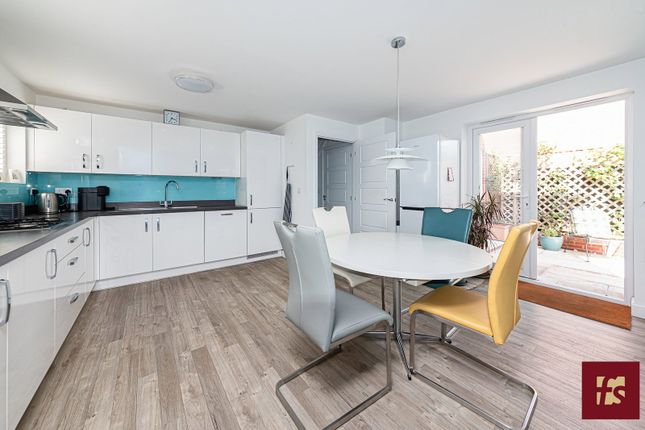 11, Arlott Green, Crowthorne photo 3
