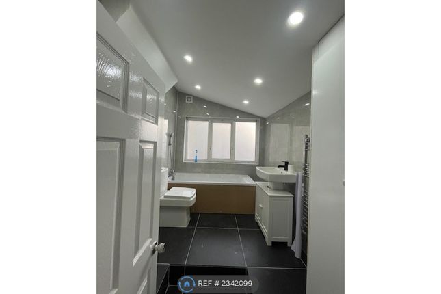 Bathroom (First Floor)