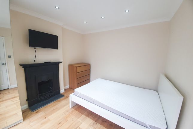 Room 1, 33, Kings Chase, Brentwood photo 2