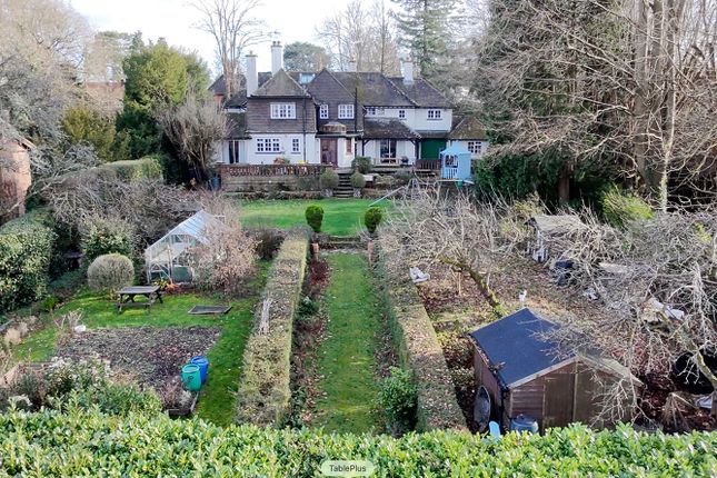 22, Great Austins, Farnham photo 2