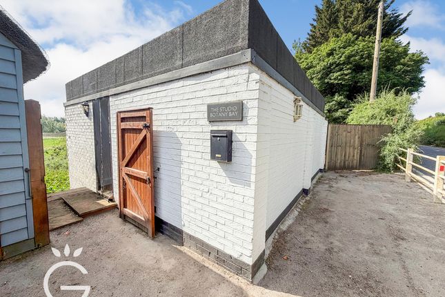 1-bed flat on Botany Bay, Henley Road, Reading, £1,075/mo