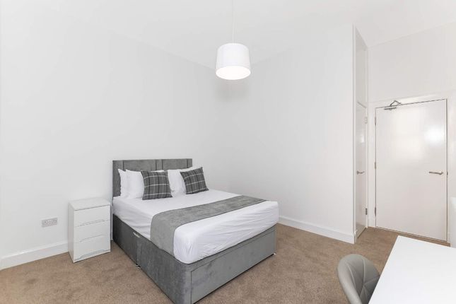 Thumbnail Room to rent in Princes Street (Room 3), New Town, Edinburgh