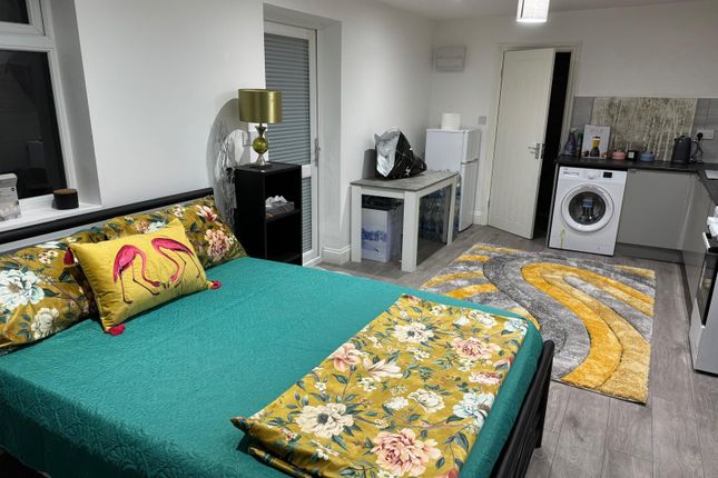 Self Contained Studio Flat Ideal For Working Couples- Â£1350 Inclusive