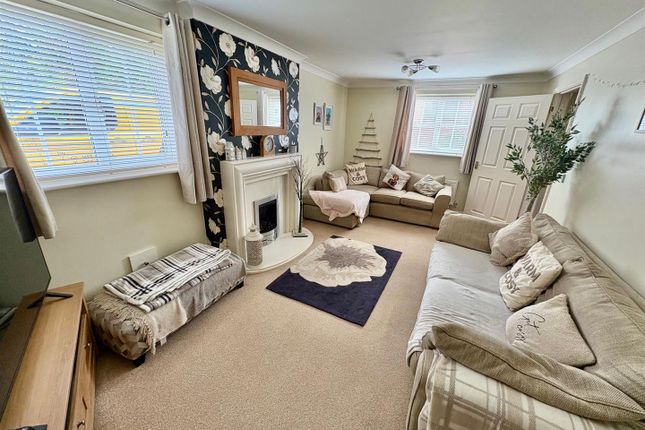 8, Knighton Close, Peterborough photo 3