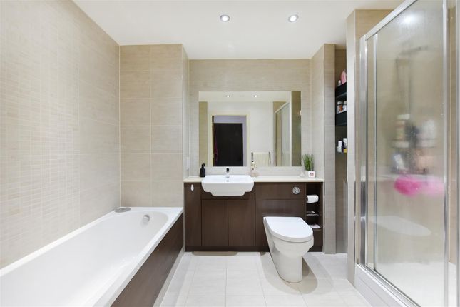 Flat 14, 2, Commander Avenue, London photo 4