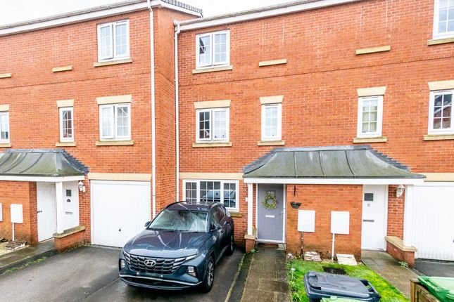 Thumbnail Town house for sale in Rivendale, Leeds