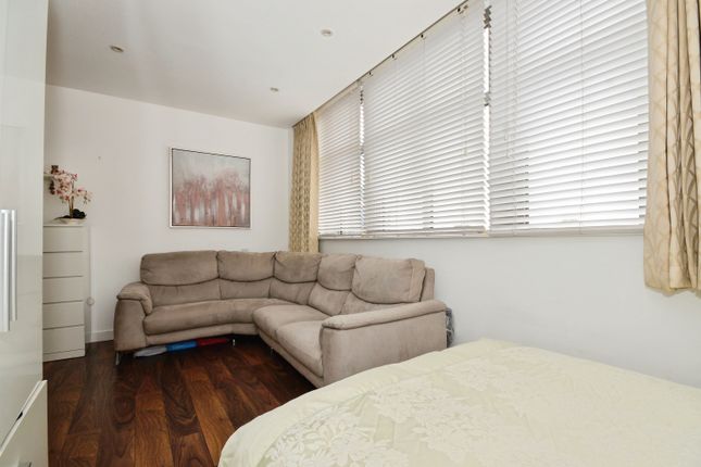 16, Talbot Skyline 204-226, Imperial Drive, Harrow photo 2