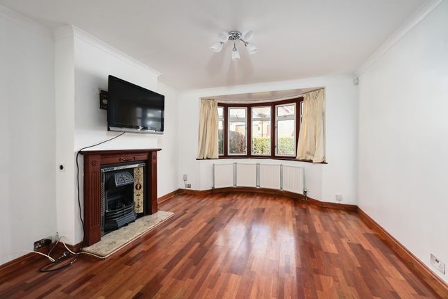 28, Stanhope Heath, Stanwell photo 4
