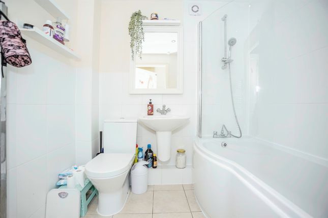 Flat for sale in Lenthall Avenue, Grays