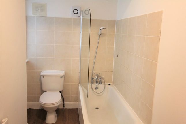 Flat to rent in Wades Hill, London
