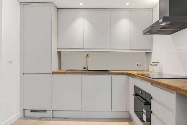 Flat B, 49-51, Central Street, London photo 2
