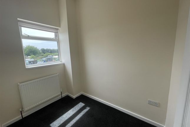 204, Wood Lane, Leeds photo 5