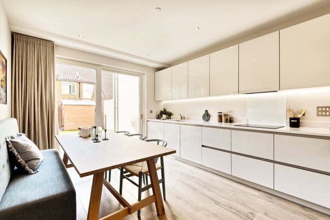 Thumbnail Town house for sale in 21 Sparsholt Road, Islington