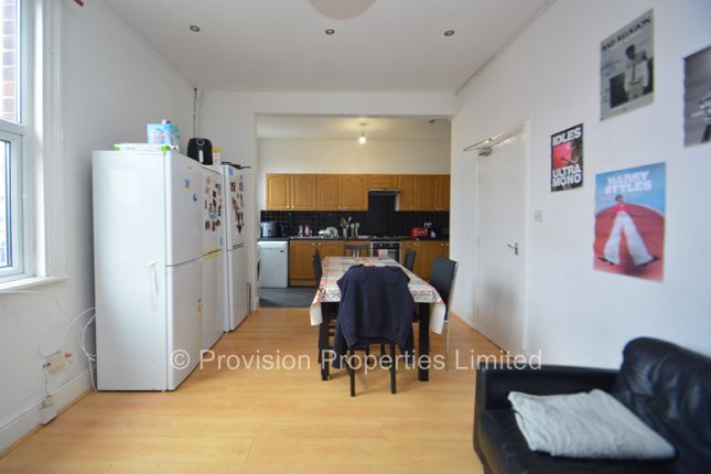Regent Terrace, Hyde Park photo 4