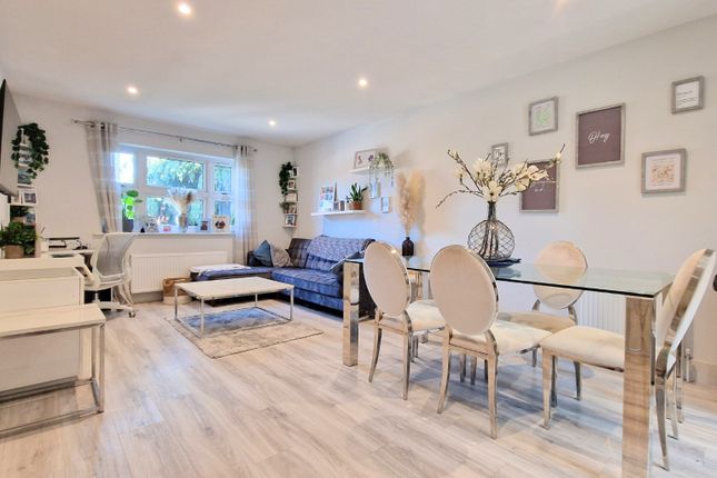 9 Crown Corner, High Street, Crowthorne photo 2