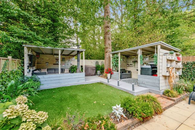 16, The Woodlands, Horley photo 4