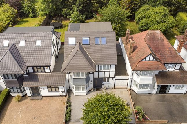 17, Hillcrest Avenue, Edgware photo 2