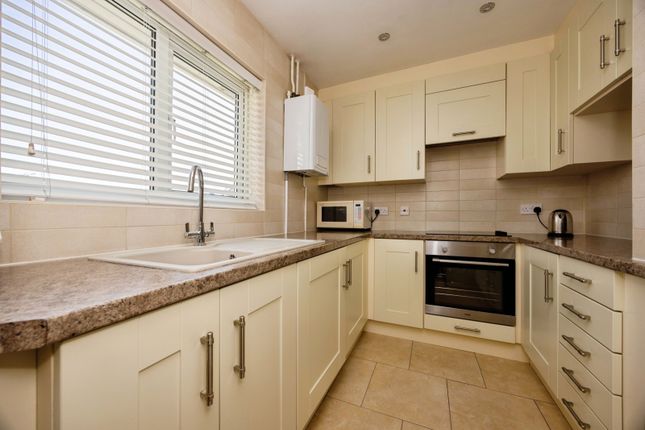 23, Powell Close, Surrey photo 2
